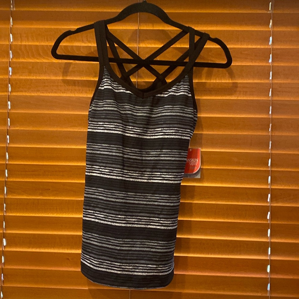 Danskin Now black & white striped Yoga top with removable cups size M (8-10) (d)